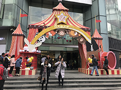 百大新天地木质异形拱门制作